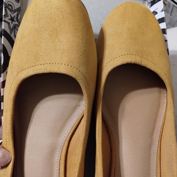 Shoes - Picture 2 of 8